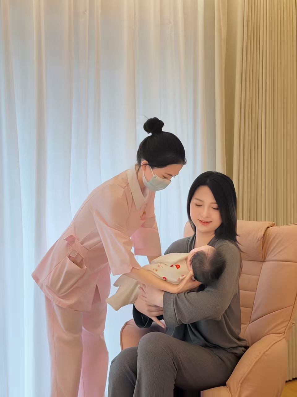 护理人员陪伴妈妈与宝宝的温暖场景