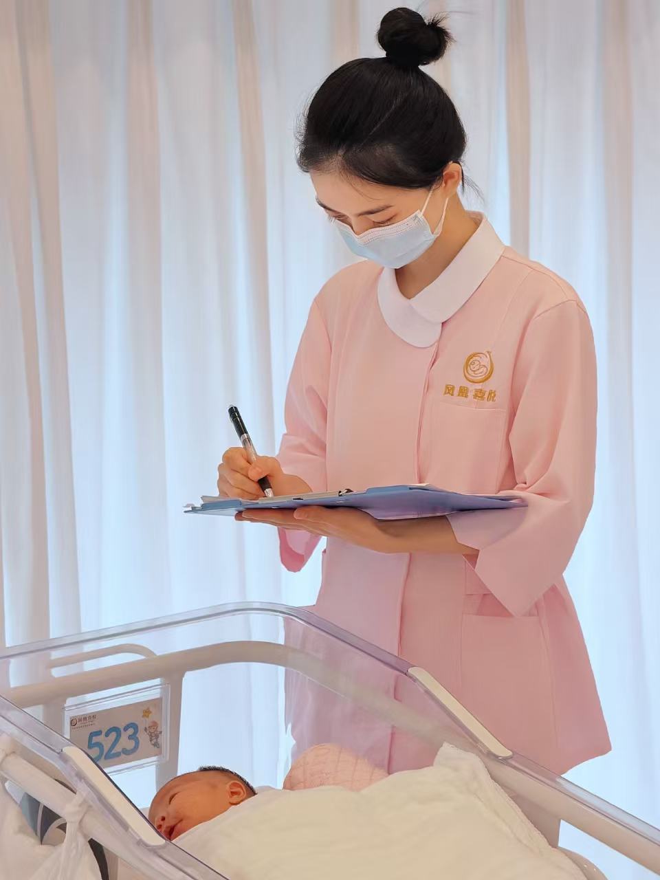 护理人员记录宝宝日常照护情况
